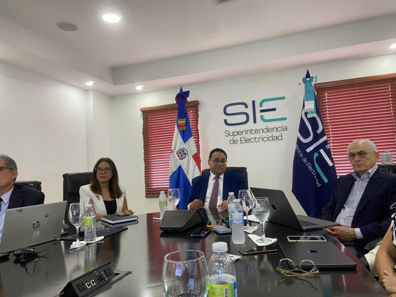 Reunión del superintendente de Electricidad con editores de economía