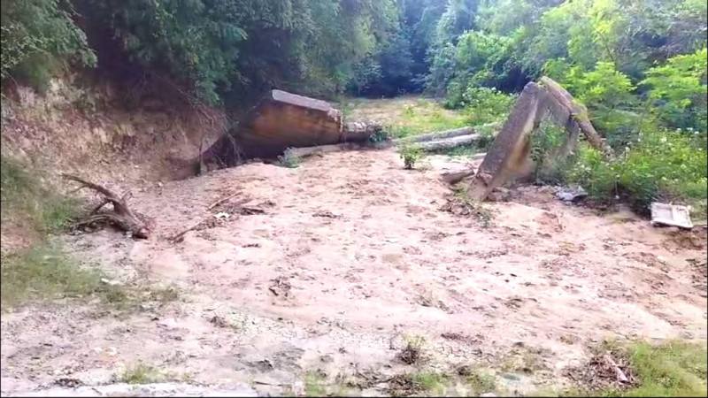 Puente colapsado sobre río Macabón