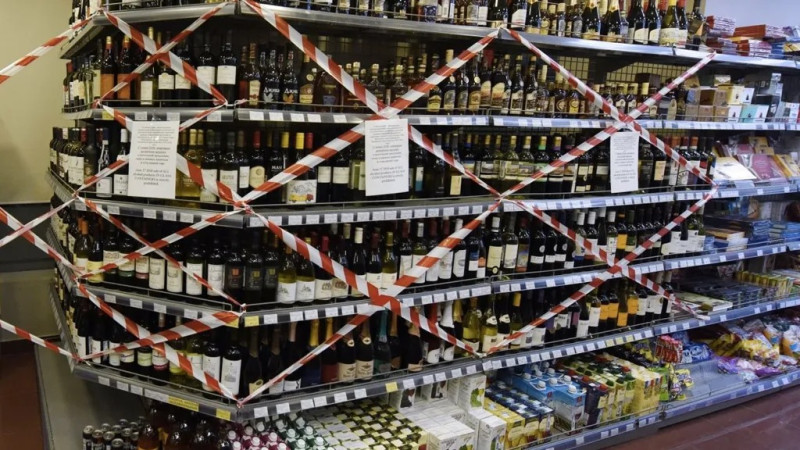 Venta de bebidas alcohólicas restringidas en un supermercado