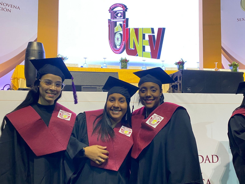 Estudiantes en su graduación