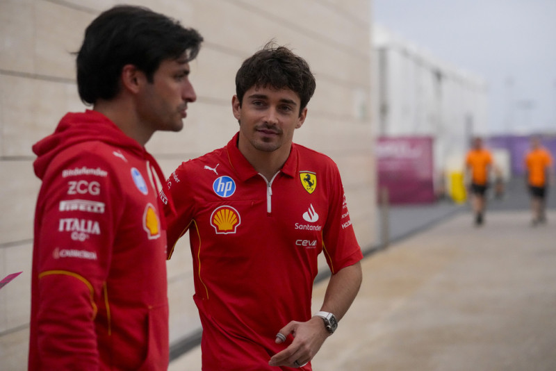 Los pilotos de Ferrari Carlos Sainz (izquierda) y Charles Leclerc en el paddock del Gran Premio de Qatar, el jueves 28 de noviembre de 2024, en Lusail