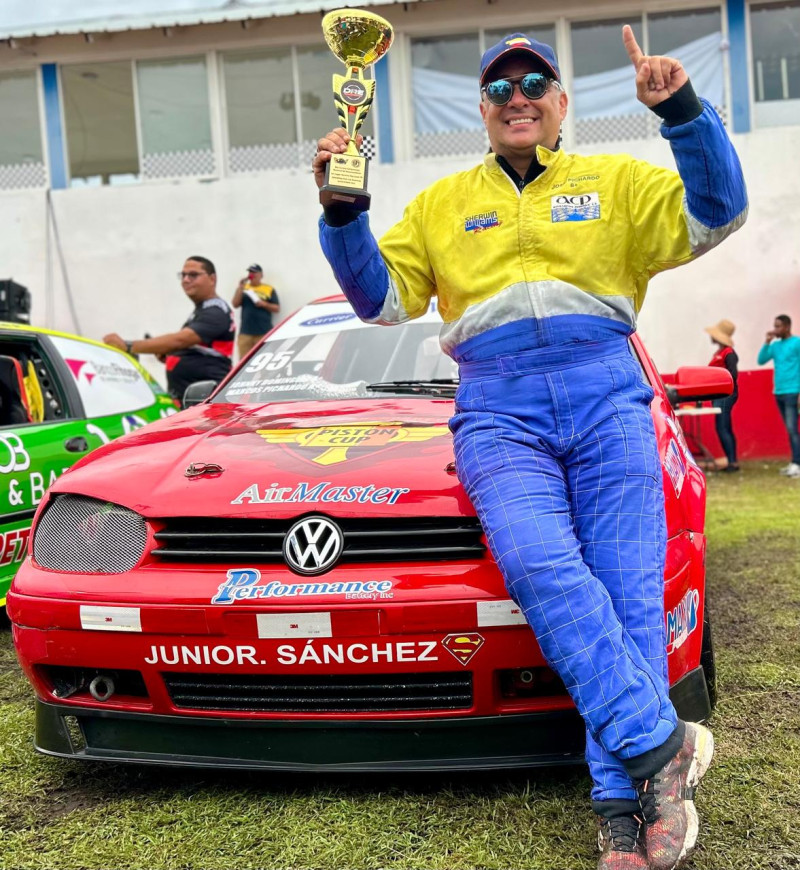 Marcos Pichardo, junto a su Volkswagen Golf, en el que ha lucido en gran forma en el Campeonato Nacional de Autos 2024.