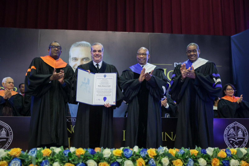 El presidente Luis Abinader recibe el título Doctor Honoris Causa de la UASD.