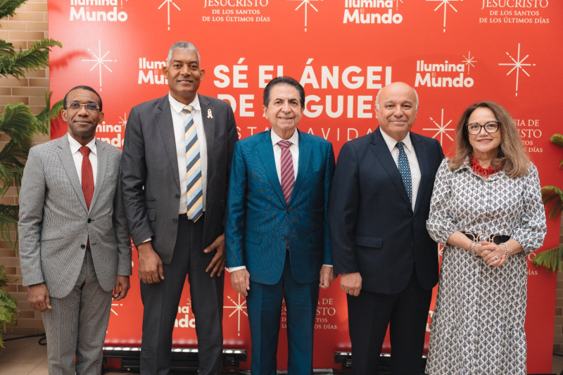 Desde la izquierda, los pastores Mauro Vargas, Feliciano Lacen y Milciades Franjul; el Elder de la iglesia, Jorge Zeballos, y Carmen Gloria Valenzuela.