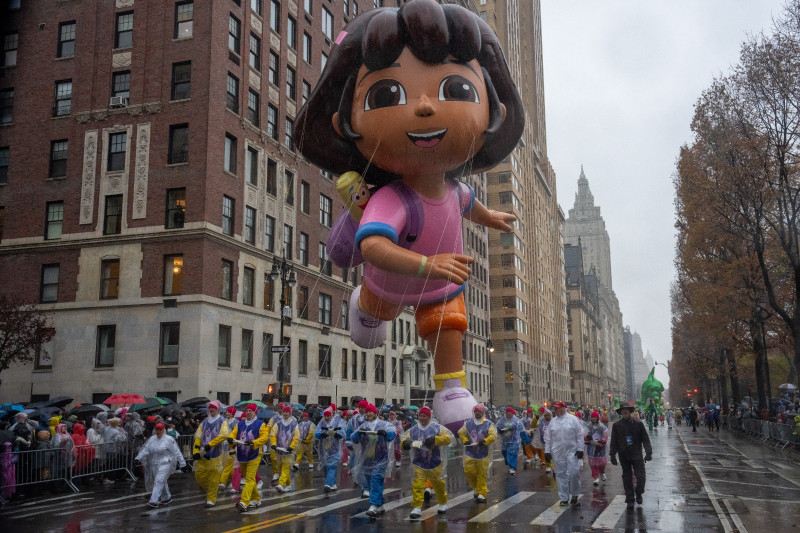 Un globo de Dora la Exploradora flota por la calle durante el desfile anual del Día de Acción de Gracias de Macy’s ayer en la ciudad de Nueva York.