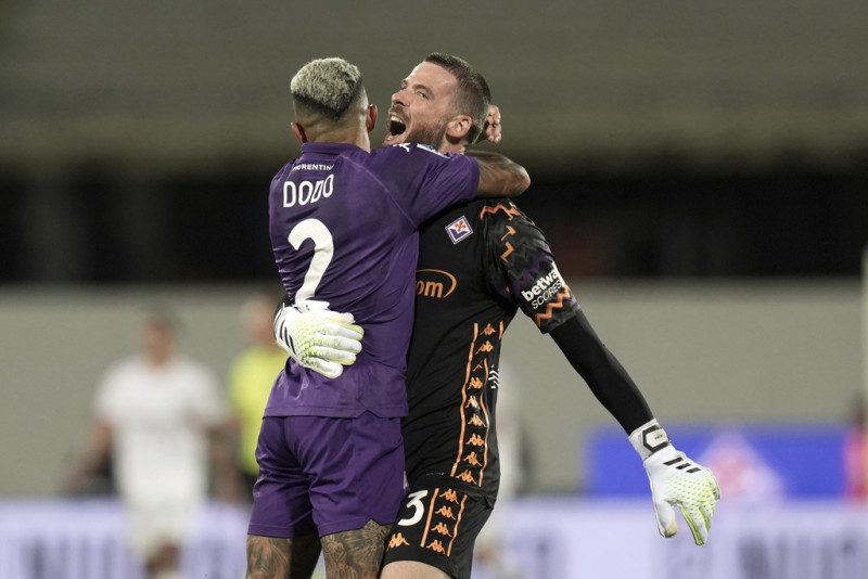 David De Gea (derecha) y su compañero Dodo celebran tras el gol de Albert Gudmundsson durante el partido de la Serie A contra el AC Milan, el 6 de octubre de 2024