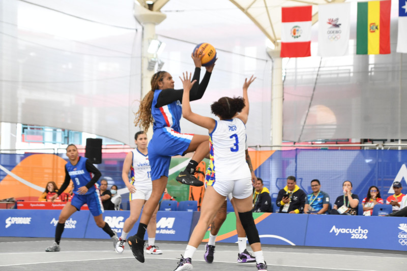 Momento de acción en el encuentro ante la selección de Venezuela en baloncesto 3x3.