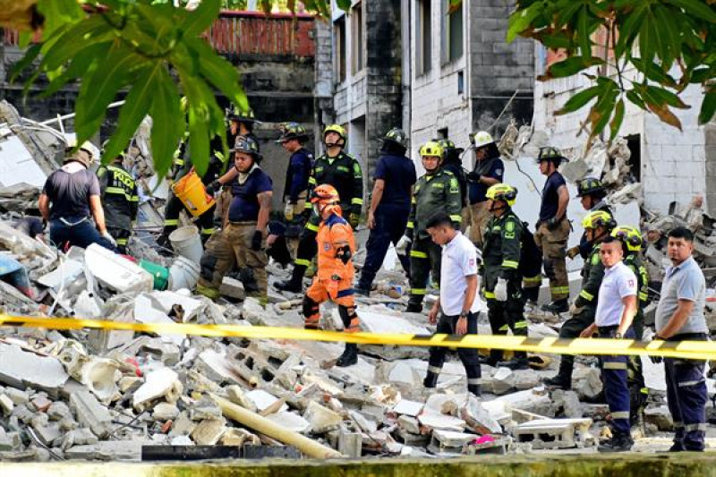 Rescatistas realizan labores de búsqueda este jueves, en Barranquilla