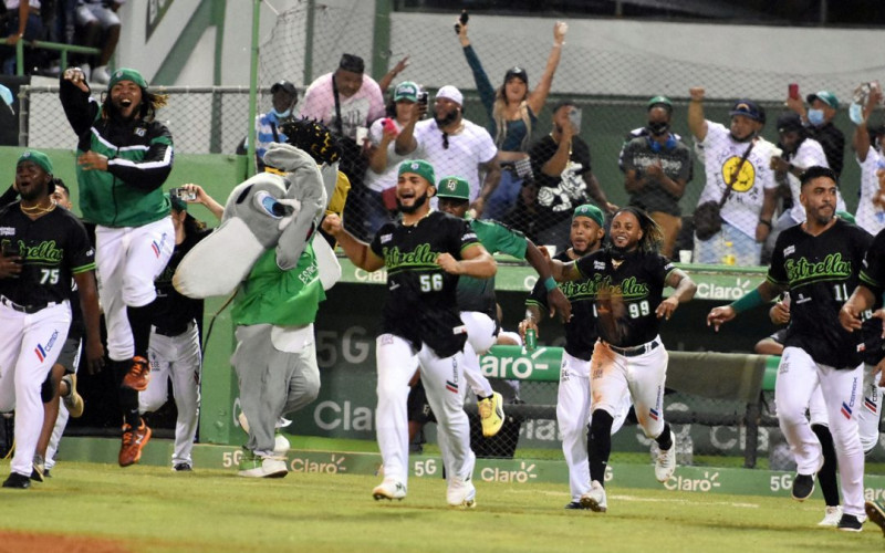 Estrellas Orientales celebran el triunfo ante Toros del Este.