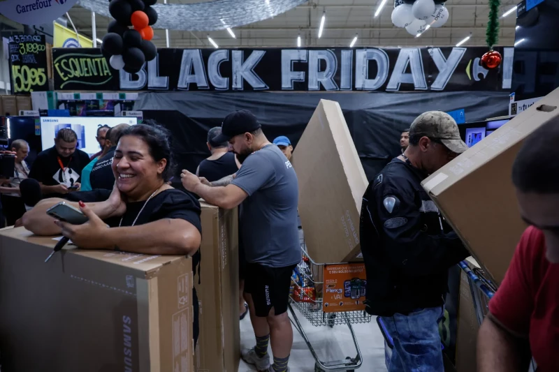 Personas compran televisores en un supermercado durante una campaña previa al denominado "Black Friday" (Viernes Negro), en Sao Paulo, Brasil.