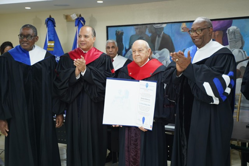 Dr. Franklyn Holguín Haché, rector de la Universidad APEC, con el título de Profesor Honorario de la Facultad de Ciencias Jurídicas y Políticas (FCJP)