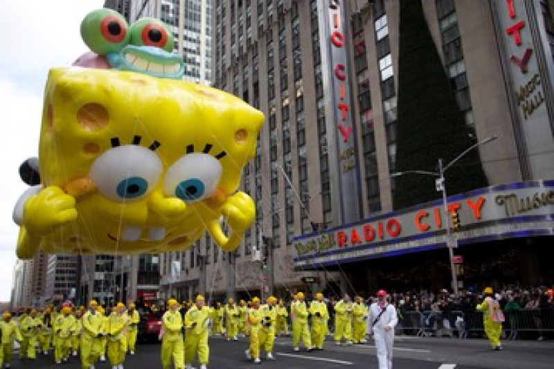 Los encargados guían el globo de Bob Esponja por la Sexta Avenida durante el Desfile del Día de Acción de Gracias de Macy's, el jueves 28 de noviembre de 2024, en Nueva York.