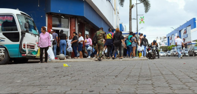 Personas en el Viernes Negro/LD