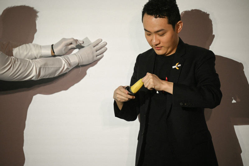 Justin Sun con la banana en la mano