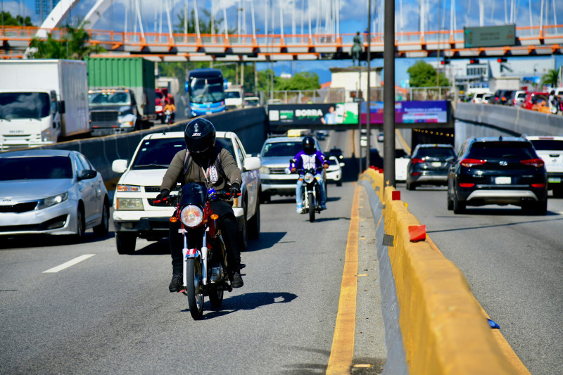 Motoristas salen de un paso a desnivel en una zona de la Capital.