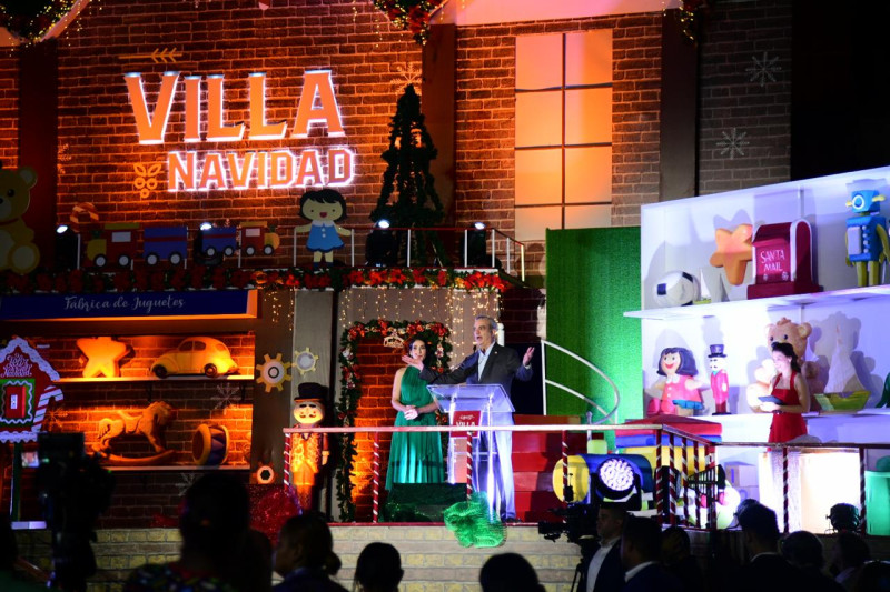 El presidente Luis Abinader y la primera dama Raquel Arbaje se dirigen al público que asistió a la inauguración de Villa Navidad este viernes.