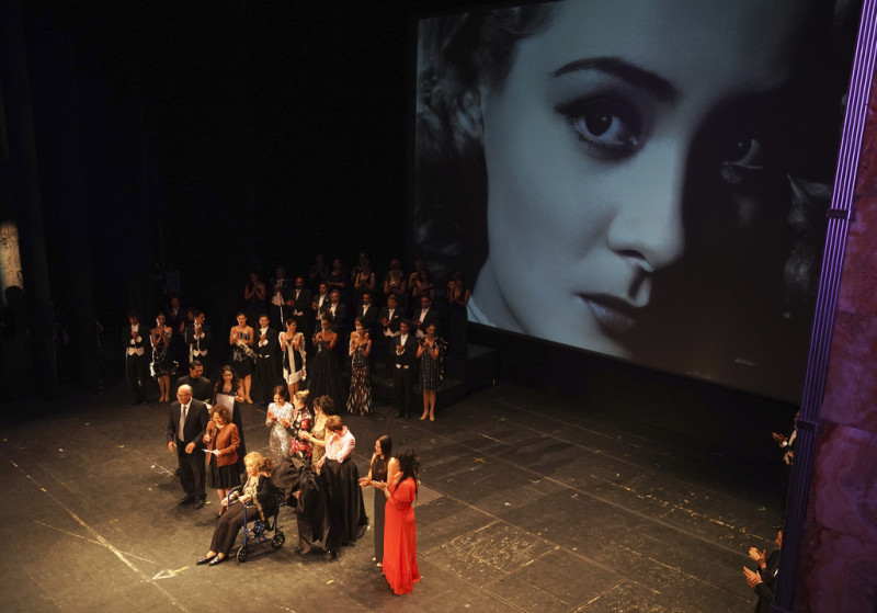 Acompañada de su familia, la actriz Silvia Pinal es honrada en un homenaje a su trayectoria en el Palacio de Bellas Artes de la Ciudad de México, el 29 de agosto de 2022