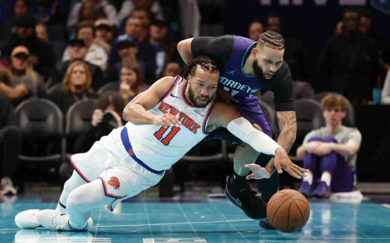 Jalen Brunson y Cody Martin luchan por el balón durante la primera mitad del partido.