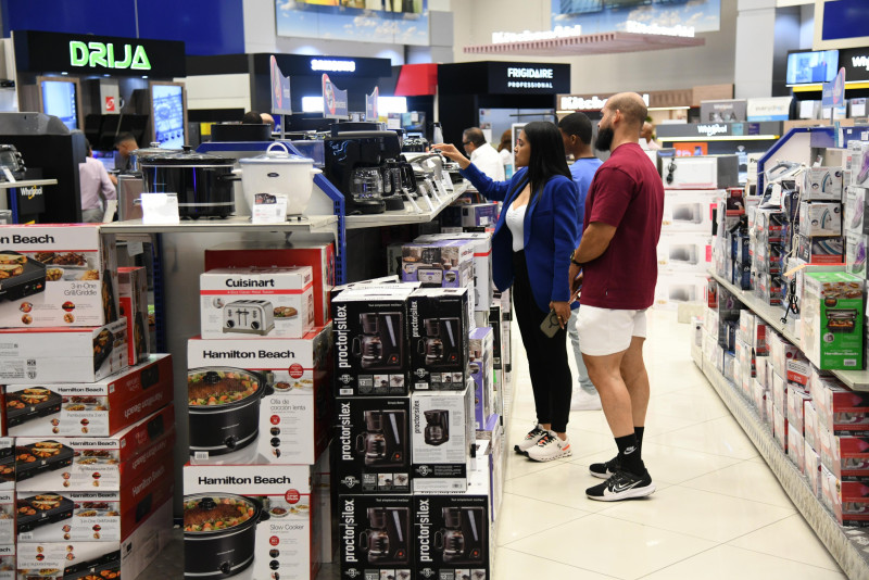 Clientes observan mercancías en una de las tiendas visitadas