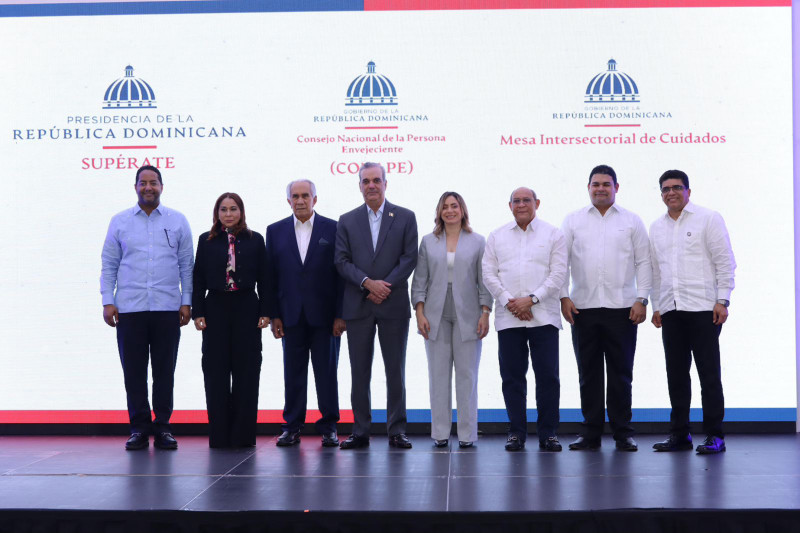 El presidente Luis Abinader durante una jornada de entrega de certificaciones oficiales a 90 personas cuidadoras contratadas por el Consejo Nacional de la Persona Envejeciente (Conape).