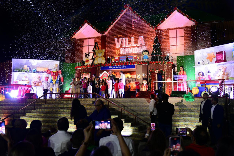 El presidente Luis Abinader y la primera dama Raquel Arbaje inauguraron anoche Villa Navidad en el Centro Olimpico.