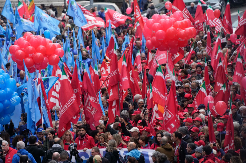 Un grupo de manifestantes se reúne en una huelga nacional de los sectores público y privado, convocada por los sindicatos, para protestar contra la ley del presupuesto gubernamental, en Roma, ayer.