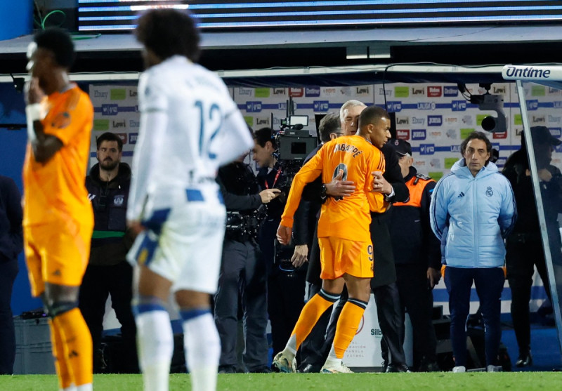 Carlo Ancelotti habla con Kylian Mbappé durante el partido de fútbol de la liga española entre el Leganés y el Real Madrid en el Estadio Municipal Butarque el 24 de noviembre de 2024