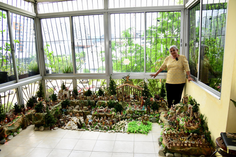 Mami Magda junto a su nacimiento de Navidad