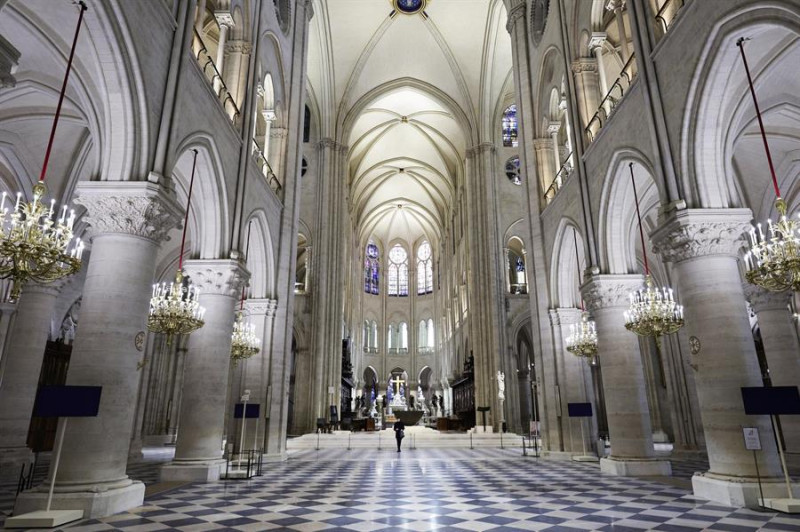 El interior de la catedral de Notre Dame luce en todo su esplendor tras la restauración.