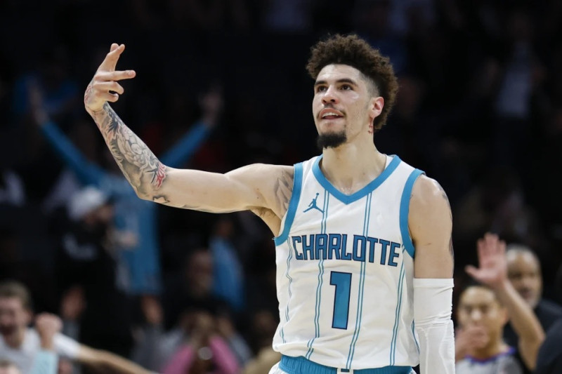 El base de los Hornets de Charlotte LaMelo Ball reacciona tras atinar un triple frente al Heat de Miami el 27 de noviembre del 2024.