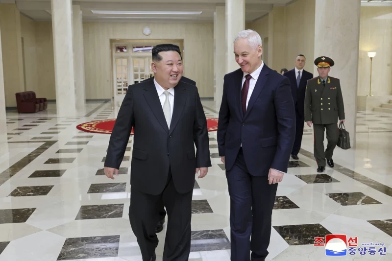 En esta foto suministrada por el gobierno de Corea del Norte, el mandatario norcoreano Kim Jong Un, izquierda, se reúne con el ministro ruso de Defensa, Andrei Belousov, en Pyongyang, Corea del Norte, el viernes 29 de noviembre de 2024. El contenido de la imagen se muestra como fue entregada y no fue verificada de manera independiente. La marca de agua en coreano dice “ACNC”, siglas de la Agencia Central de Noticias de Corea.