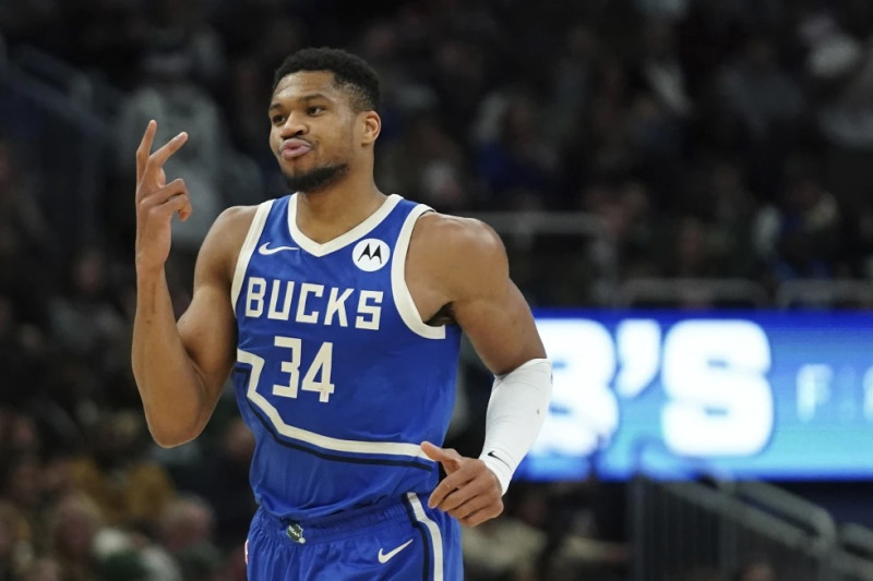 Giannis Antetokounmpo, de los Bucks de Milwaukee, gesticula durante la primera mitad de un partido contra los Wizards de Washington.