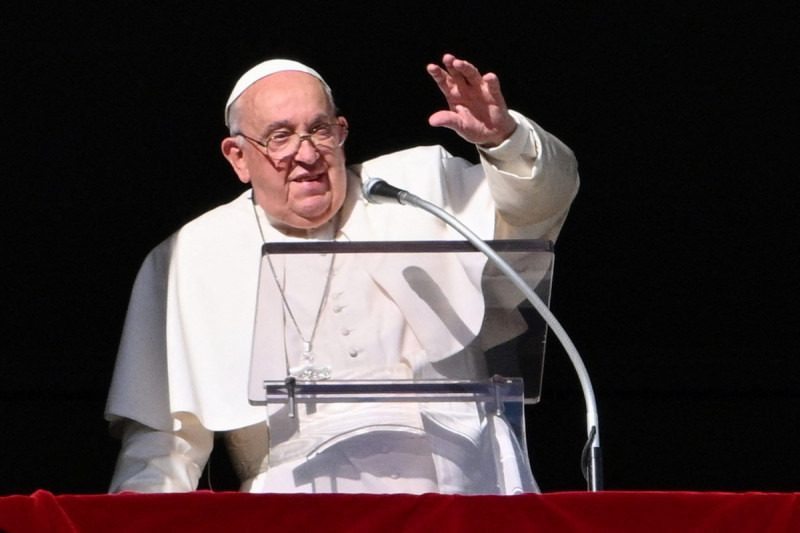 El papa Francisco saluda a la multitud desde la ventana del palacio apostólico con vistas a la plaza de San Pedro durante su oración dominical del Ángelus en el Vaticano el 1 de diciembre de 2024