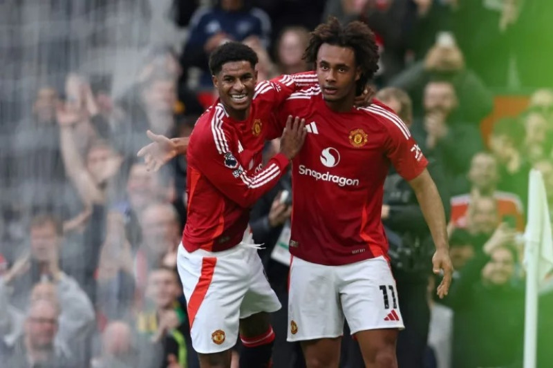 El atacante del Manchester United Marcus Rashford (izquierda) celebra el gol de Joshua Zirkzee junto al atacante neerlandés en el partido de la 13ª jornada de Premier League contra el Everton, el 1 de diciembre de 2024 en Mánchester.