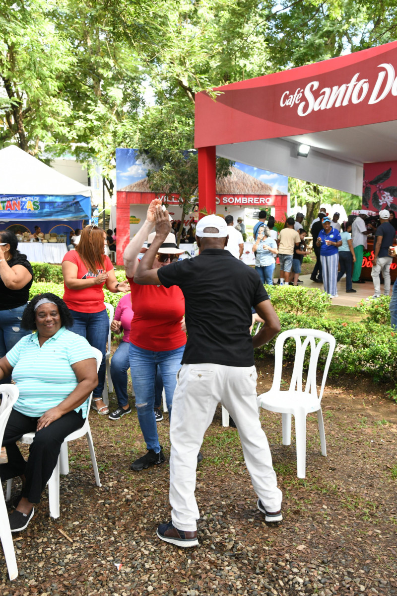 Banilejos disfrutando de la celebración