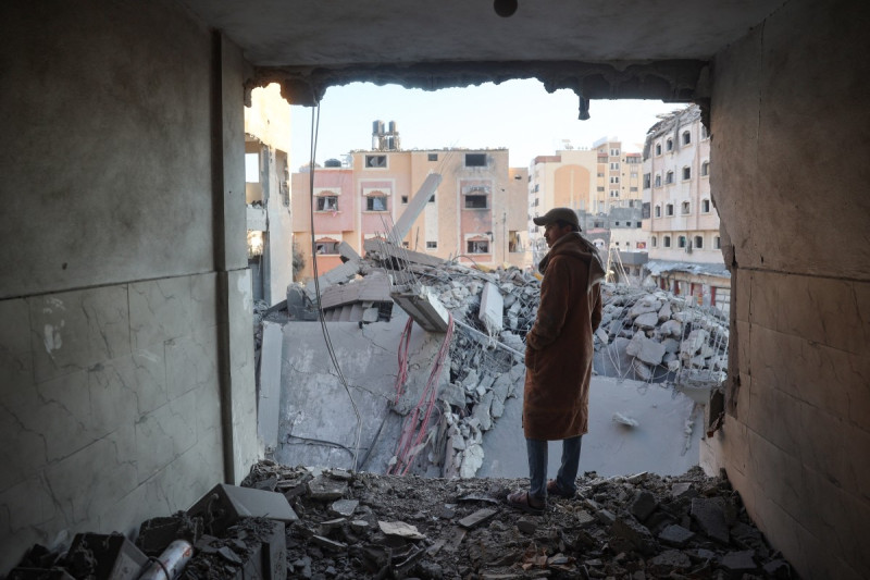 Un palestino observa un edificio destruido por un ataque aéreo israelí en el interior de un piso dañado en Nuseirat, en el centro de la Franja de Gaza, el 1 de diciembre de 2024