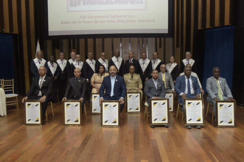 Los 10 atletas exaltados al Salón de la Fama de Artes Marciales junto a los miembros del Comité Permanente.