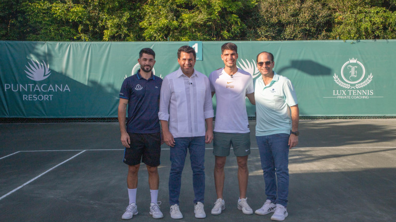 Carlos Alcaraz junto al ministro de Turismo, David Collado, y representante del Grupo Punta Cana.