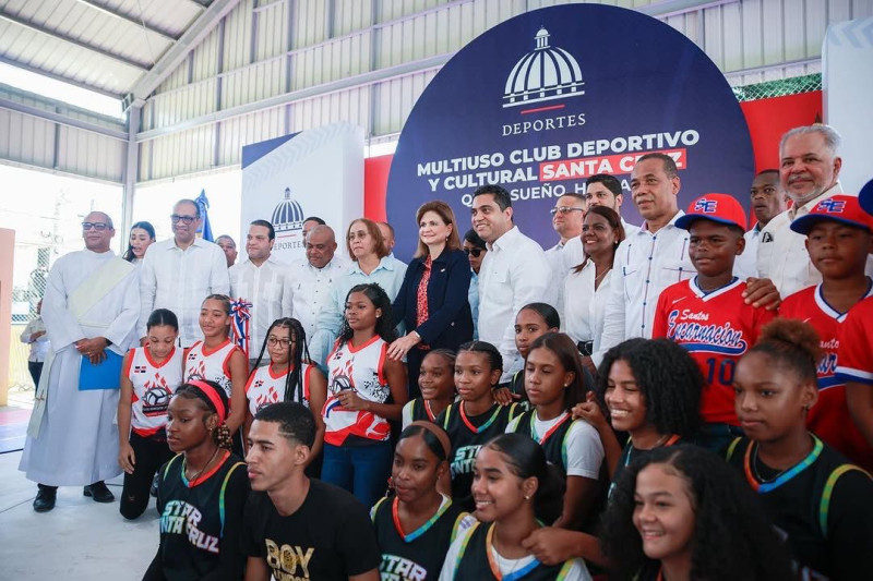 La vicepresidenta Raquel Peña y el 
ministro de Deportes, Kelvin Cruz, se observan al centro rodeados de funcionarios, dirigentes deportivos y atletas, luego de la inauguración del bajo techo de Quita Sueño, municipio de Haina, San Cristóbal.