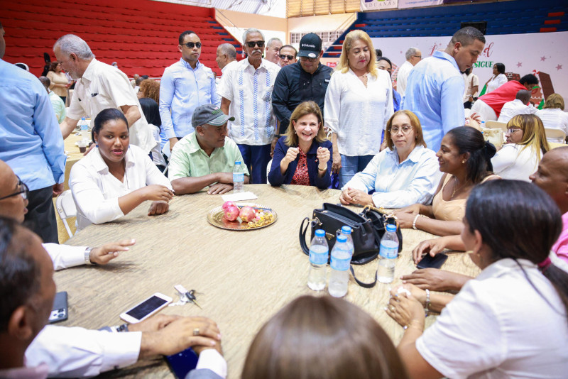 “Sigamos adelante con más fuerza y determinación, este 2025 continuaremos construyendo juntos un país más unido, próspero y solidario”, dijo Peña.