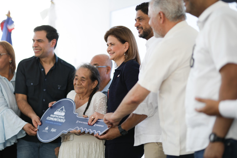 Roberto Ángel Salcedo y Raquel Peña haciendo entrega de una de las viviendas.