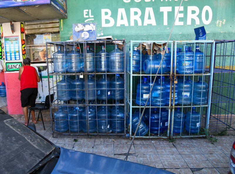 Reportajes y editoriales de Listín Diario advertían sobre las severas consecuencias que el consumo de agua en envases expuestos al sol podría causar a la salud humana.