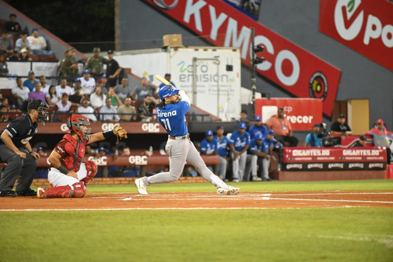 Luis Campusano, del Licey, al momento de dar un vuelacercas decisivo en el noveno en el Estadio Julián Javier.