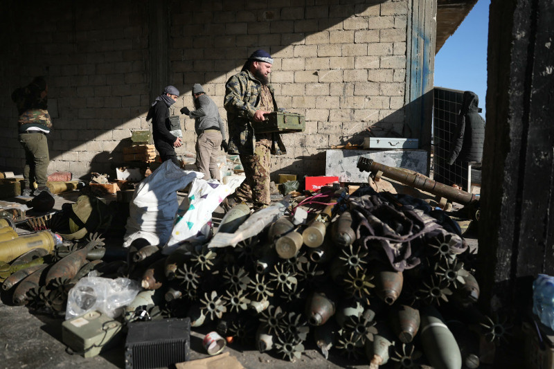 Combatientes antigubernamentales colocaron municiones en un camión en Maaret al-Numan, en la provincia de Idlib, en el noroeste de Siria