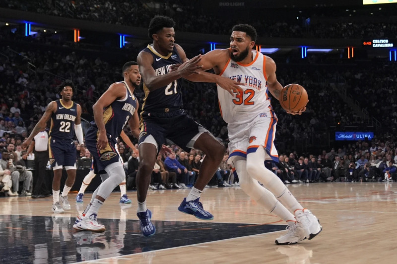 Karl-Anthony Towns, de los Knicks, maneja el balón ante la defensa de Yves Missi, de los Pelicans, en acción del partido de la NBA.