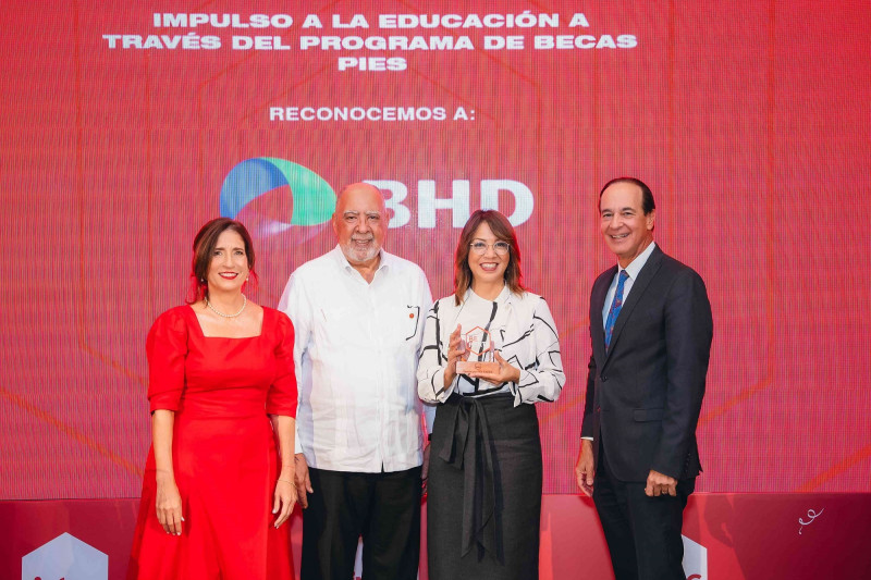 Josefina Navarro del Banco BHD recibe un reconocimiento de las autoridades de INTEC