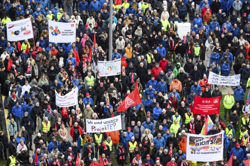 Los trabajadores de Volkswagen participan en una manifestación