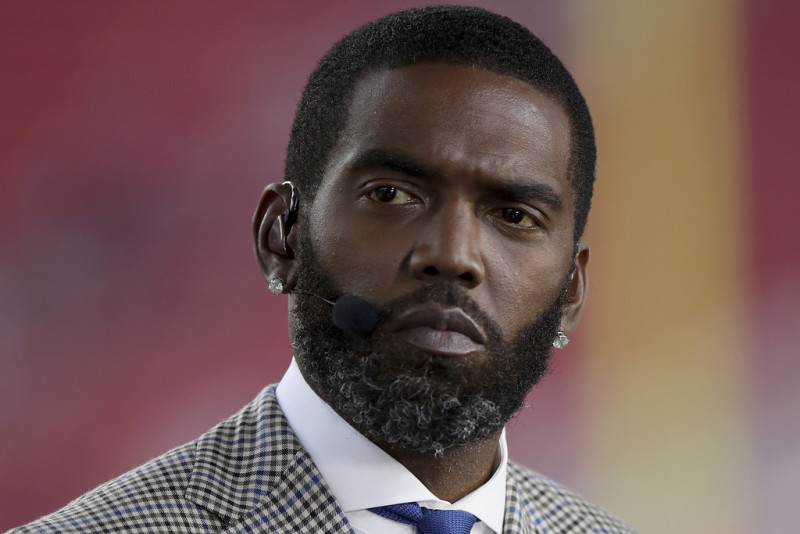 Foto del lunes 15 de noviembre del 2021, el exjugador Randy Moss durante una trasmisión antes del encuentro entre los 49ers de San Francisco y los Rams de Los Ángeles