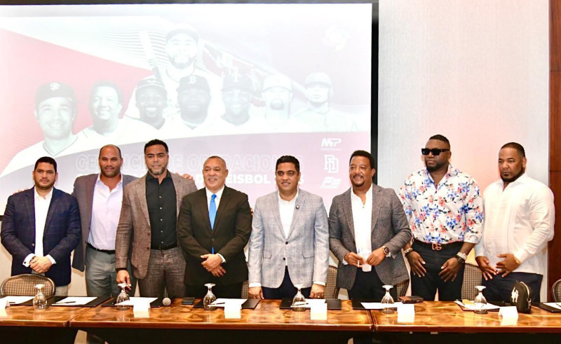 De izquierda a derecha Miguel Medina, Albert Pujols, Nelson Cruz, Juan Núñez, Kelvi Cruz, Pedro Martínez, David Ortiz y Edwin Encarnación.