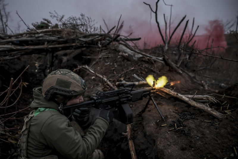 En esta fotografía un soldado de la unidad mejora sus habilidades tácticas en el campo de entrenamiento de la región de Donetsk, Ucrania, el viernes 29 de noviembre de 2024